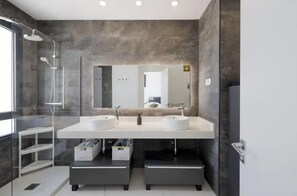 Bathroom - Villa - Sleeps 8 - Pool Access (San Roque)