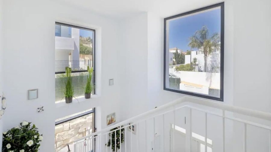 Villa - Sleeps 8 - Pool Access