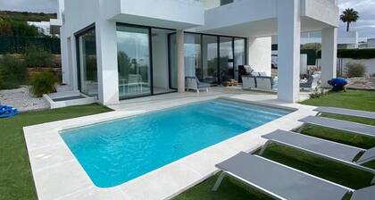 Villa Sotogrande- Sleeps 10 - Pool Access- Jacuzzi