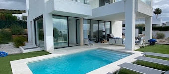 Villa Sotogrande- Sleeps 10 - Pool Access- Jacuzzi