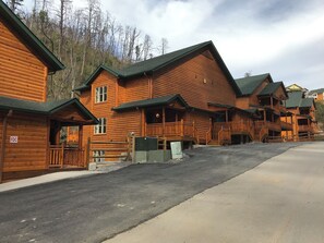Exterior - Adorable 2-bedroom cabin with AC in charming Gatlinburg. Mountain View. Balcony (Gatlinburg)