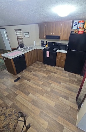 Fridge, microwave, oven, stovetop. Stay minutes from the Indian Mounds and White Oak launches in comfort.
