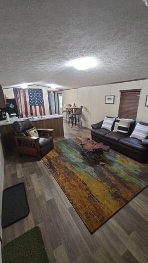 Smart TV - Stay minutes from the Indian Mounds and White Oak launches in comfort. (Hemphill)