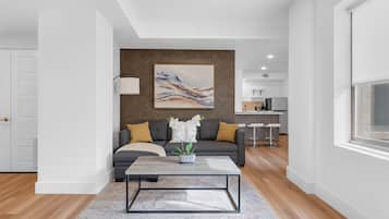 Comfort-Apartment, Mehrere Betten, Nichtraucher, Haustiere gestattet | Wohnbereich | 65-Zoll-Smart-TV mit Digitalempfang, Netflix, Hulu