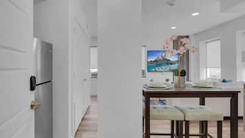 Comfort Apartment, 1 Queen Bed, Non Smoking, Kitchen | Dining