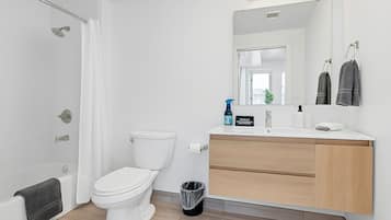 Comfort Apartment, Multiple Beds, Non Smoking, Pets Allowed | Bathroom