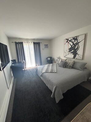 Comfort Room, Balcony, Partial Lake View - Skaha Lake Airport Inn & Suites (Penticton)