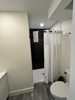 Motel Room 10 | Badkamer