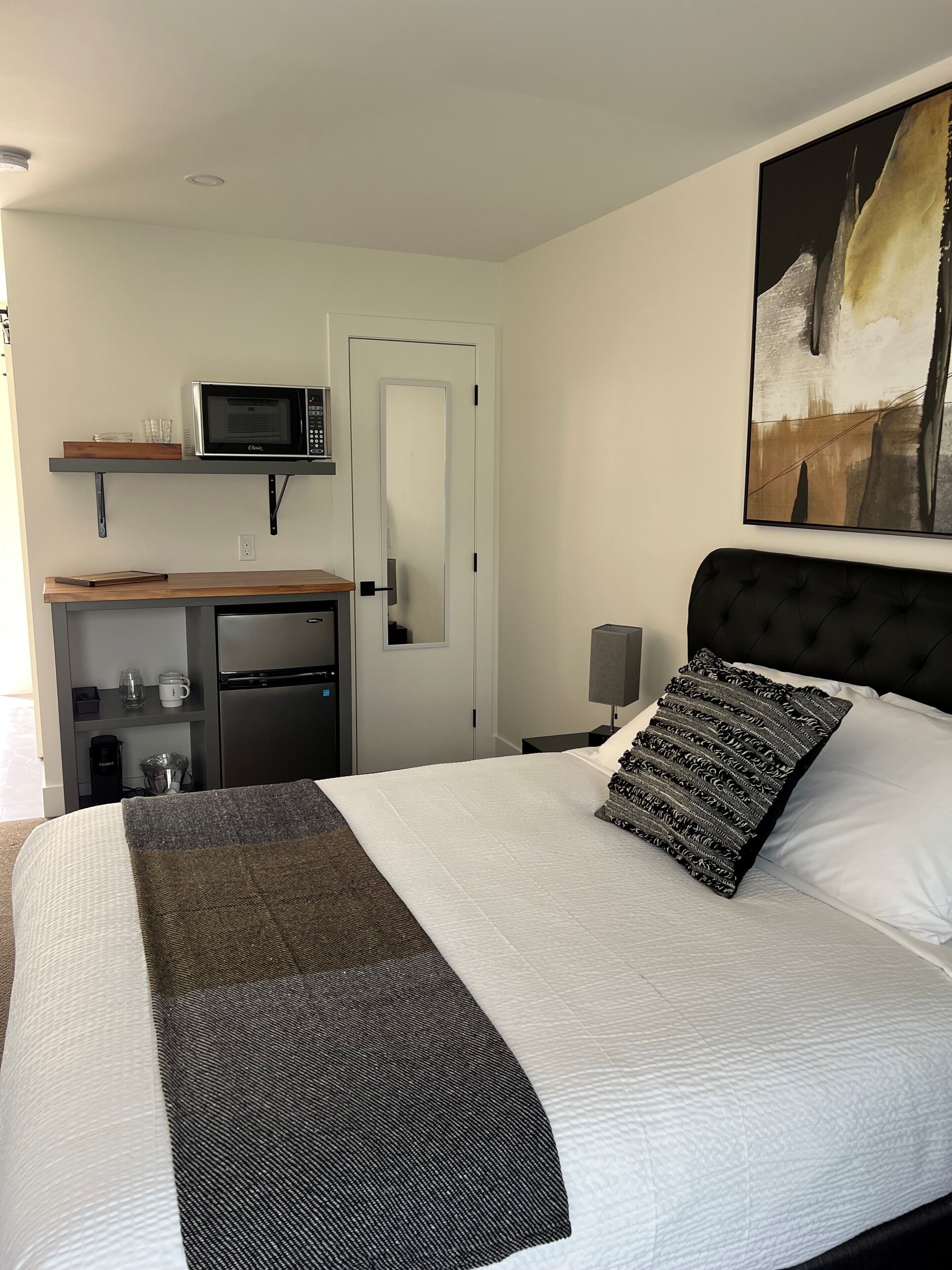 Comfort Room, Balcony, Partial Lake View