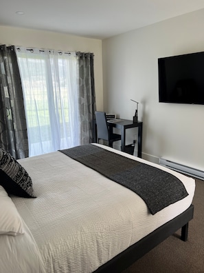 Motel Room 3 | Free WiFi - Skaha Lake Airport Inn & Suites (Penticton)