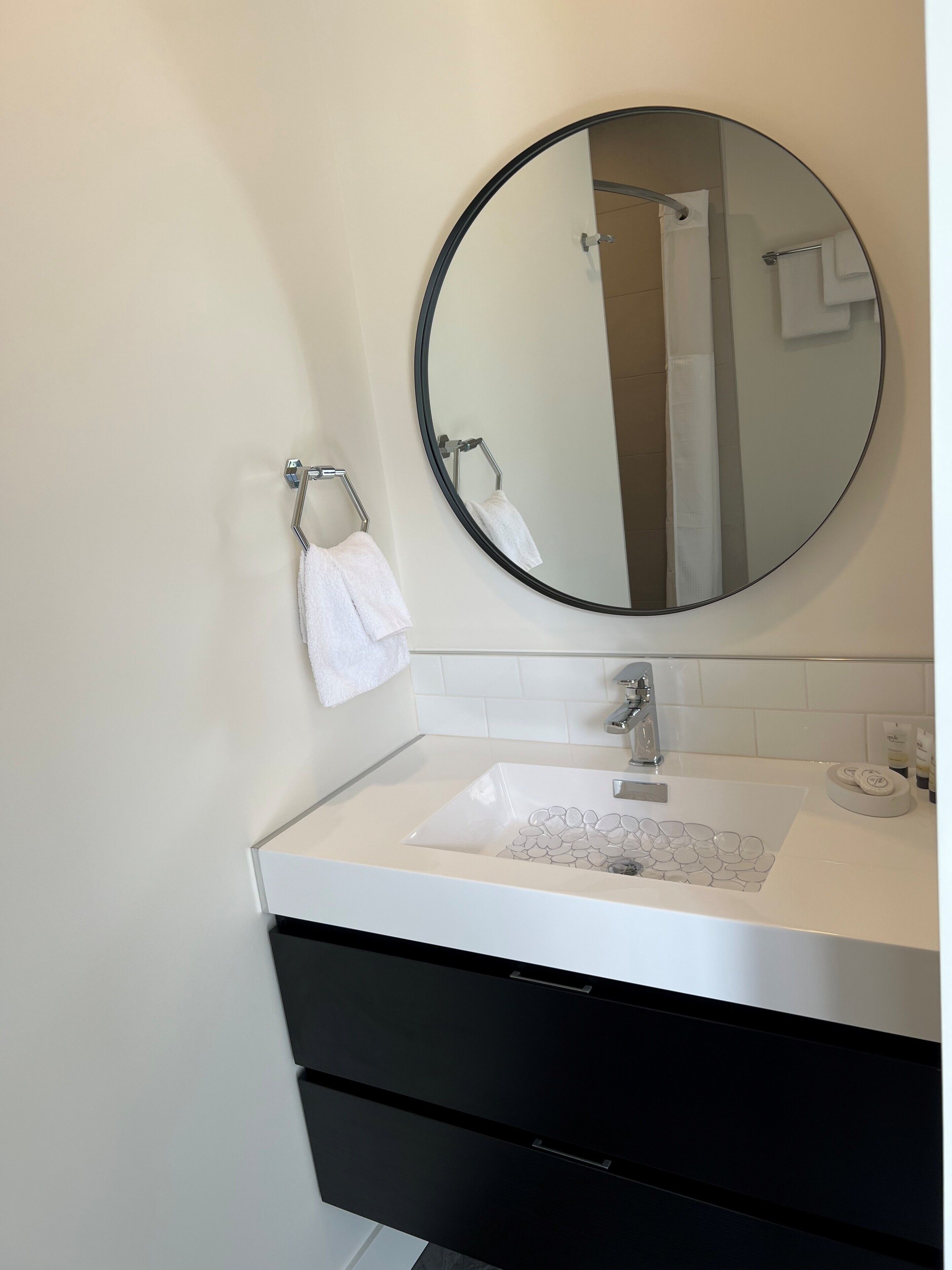 غرفة مريحة - بشرفة - بمنظر جزئي للبحيرة | حمام