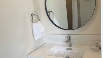 Comfort-huone, parveke, osittainen järvinäköala | Kylpyhuone