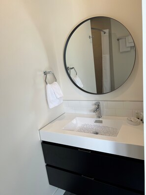 Comfort Room, Balcony, Partial Lake View | Bathroom - Skaha Lake Airport Inn & Suites (Penticton)