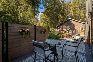 Outdoor dining - Cedar Creek Retreat-The Residence  3 King Beds Near Glacier National Park (Columbia Falls)