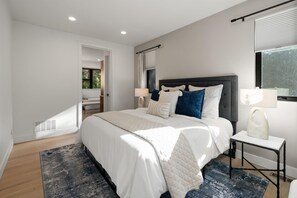 Room - Cedar Creek Retreat-The Residence  3 King Beds Near Glacier National Park (Columbia Falls)