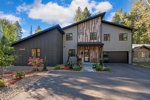 Exterior - Cedar Creek Retreat-The Residence  3 King Beds Near Glacier National Park (Columbia Falls)