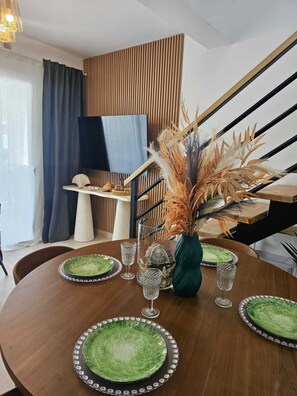 Dining - Estrella Garden • Nekkar 304 • Luxury Penthouse (Dominicus)