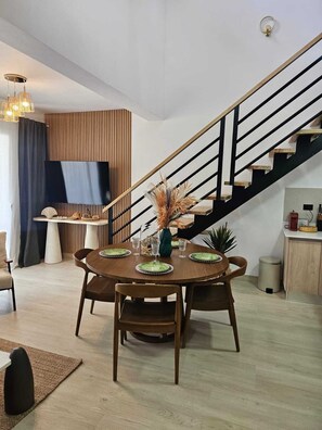 Dining - Estrella Garden • Nekkar 304 • Luxury Penthouse (Dominicus)