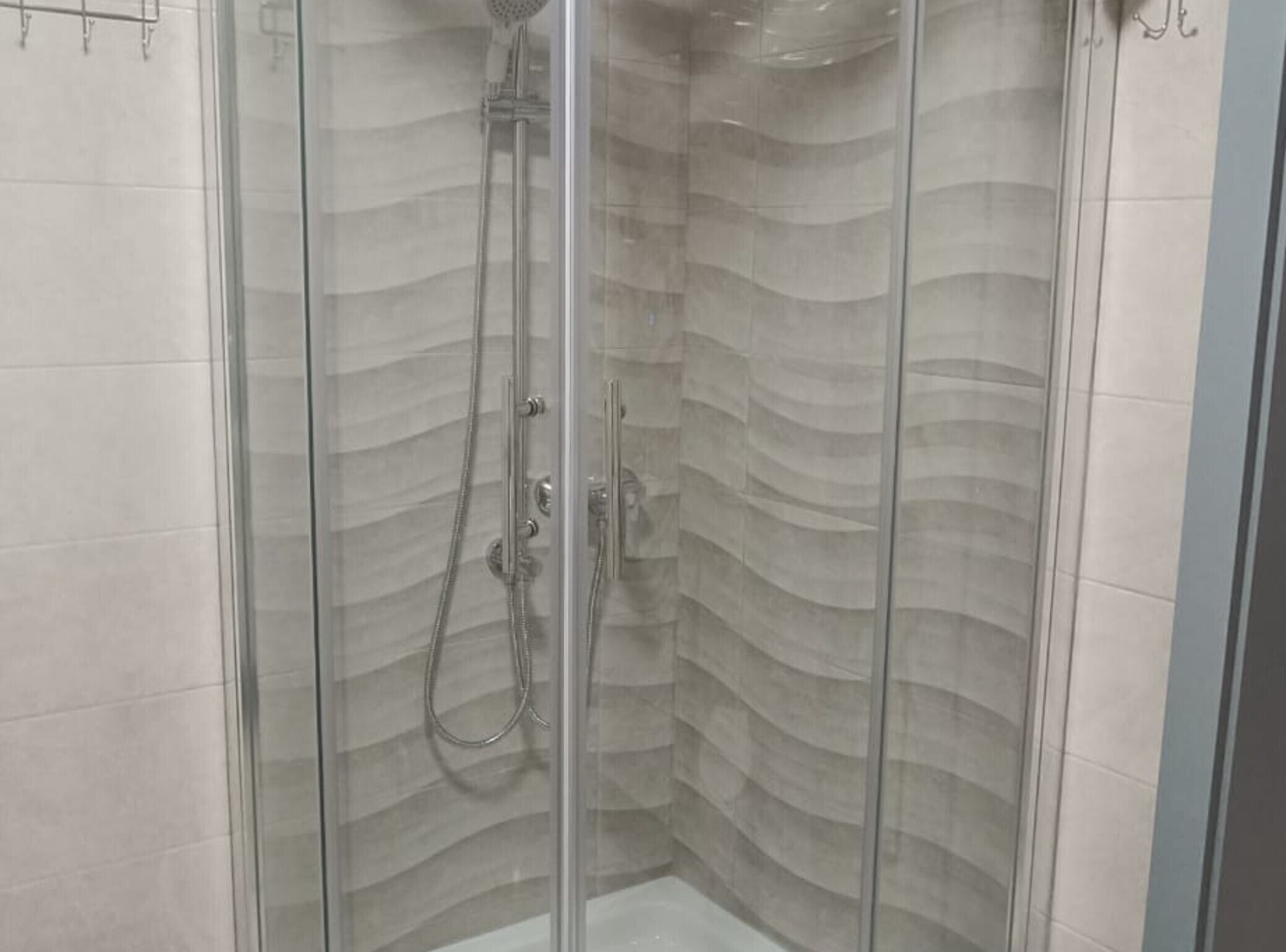 Dusche, Haartrockner, Handtücher