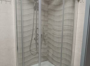 Chuveiro, secador de cabelo, toalhas de banho 