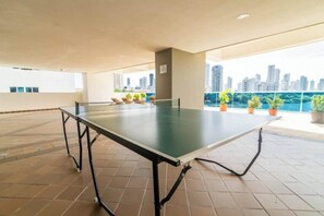 A ping pong table in an outdoor area with a city view. - Baru Nativa Beach Apartments (Cartagena)