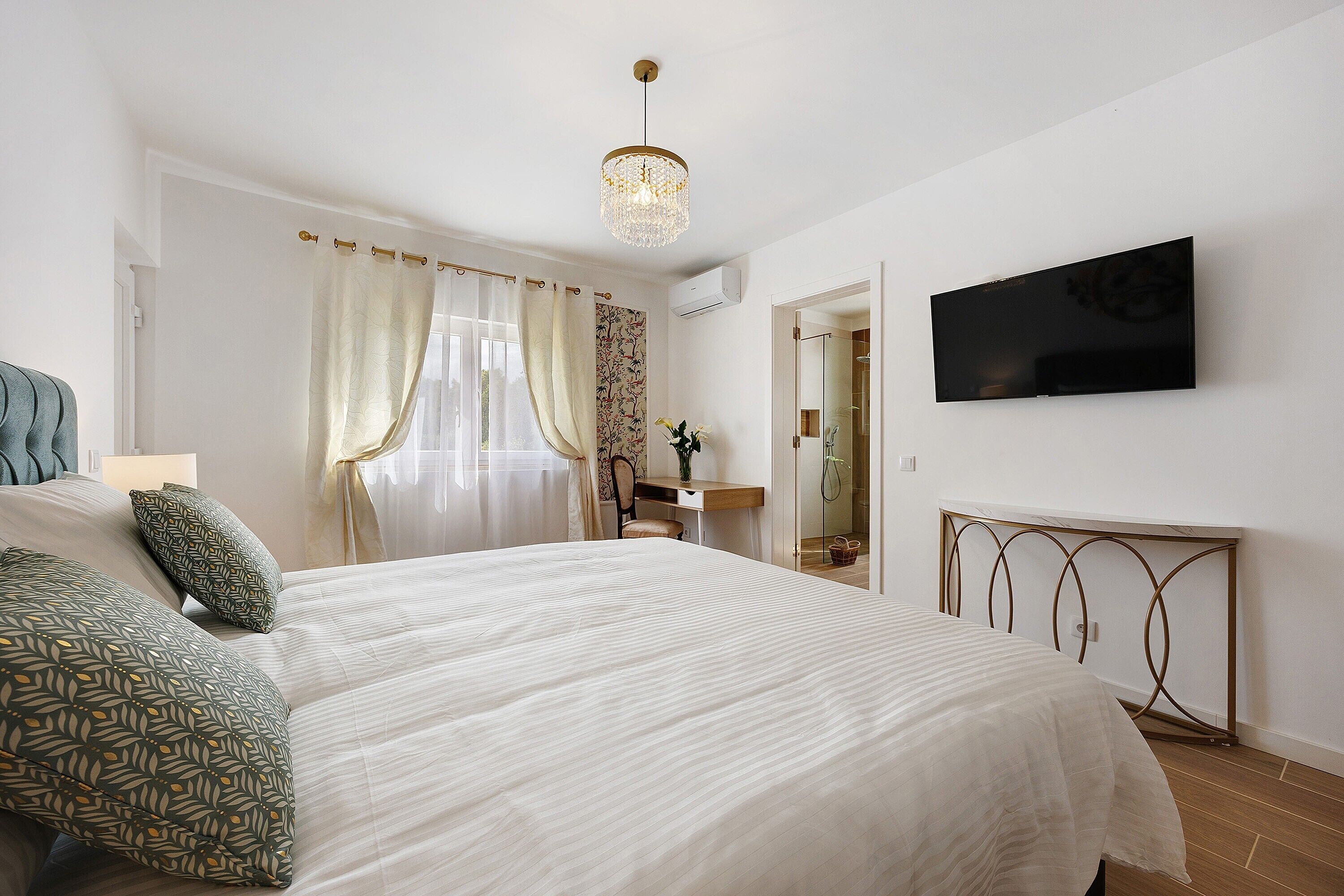 WiFi, bed sheets