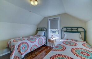4 bedrooms, WiFi, bed sheets - Moab’s Iconic Pink Farmhouse | 3BR Home at the Foot of a Giant Mesa (Moab)