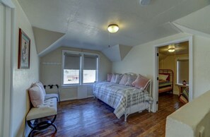 4 bedrooms, WiFi, bed sheets - Moab’s Iconic Pink Farmhouse | 3BR Home at the Foot of a Giant Mesa (Moab)