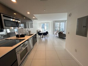 Private kitchen - Bright condo with AC in charming Miami perfect for your getaway - Brickell, pool (Miami)