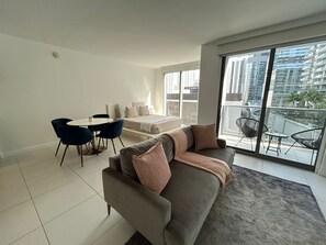 Living area - Bright condo w/ AC in charming Miami perfect for your getaway Brickell, gym view (Miami)