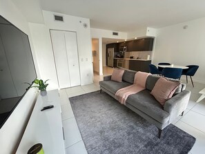 Living area - Bright condo with AC in charming Miami perfect for your getaway - Brickell, pool (Miami)