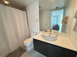 Bathroom - Bright condo with AC in charming Miami perfect for your getaway - Brickell, pool (Miami)