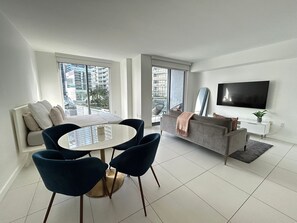 Living area - Bright condo w/ AC in charming Miami perfect for your getaway Brickell, gym view (Miami)