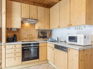 Kühlschrank, Mikrowelle, Ofen, Geschirrspüler