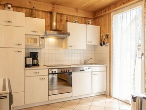 Een koelkast, een magnetron, een oven, een vaatwasser