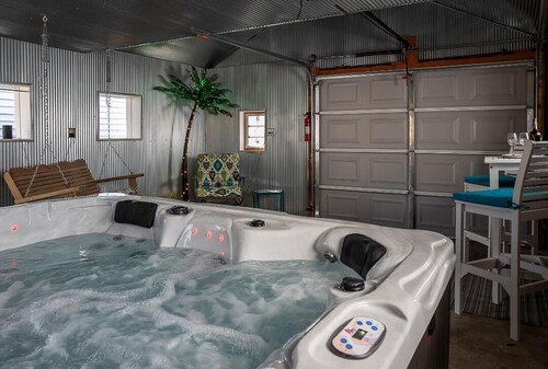 Bloomington Cottage~Hot Tub~10 min IU~Pet Friendly~Sleeps 5