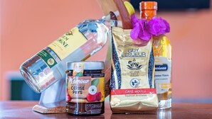 A bottle of Guy Lesueur with a purple flower, a jar of Cerise PAYS jam, and a bottle of Café Moulou. - Villa Ti'Twoine - Sea view - Sunsets - (Pointe-Noire)