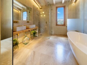 Shower, hair dryer, towels, soap - An oasis in the middle of nature (Pollença)