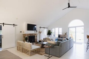 Smart TV, fireplace