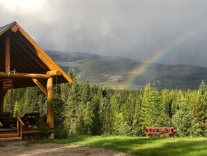 Property grounds - Picturesque cabin in awesome Swan Valley- Beautiful lakes, mountains (Bigfork)