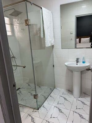Studio Suite | Bathroom - Platinum studio Apartment  (Accra)