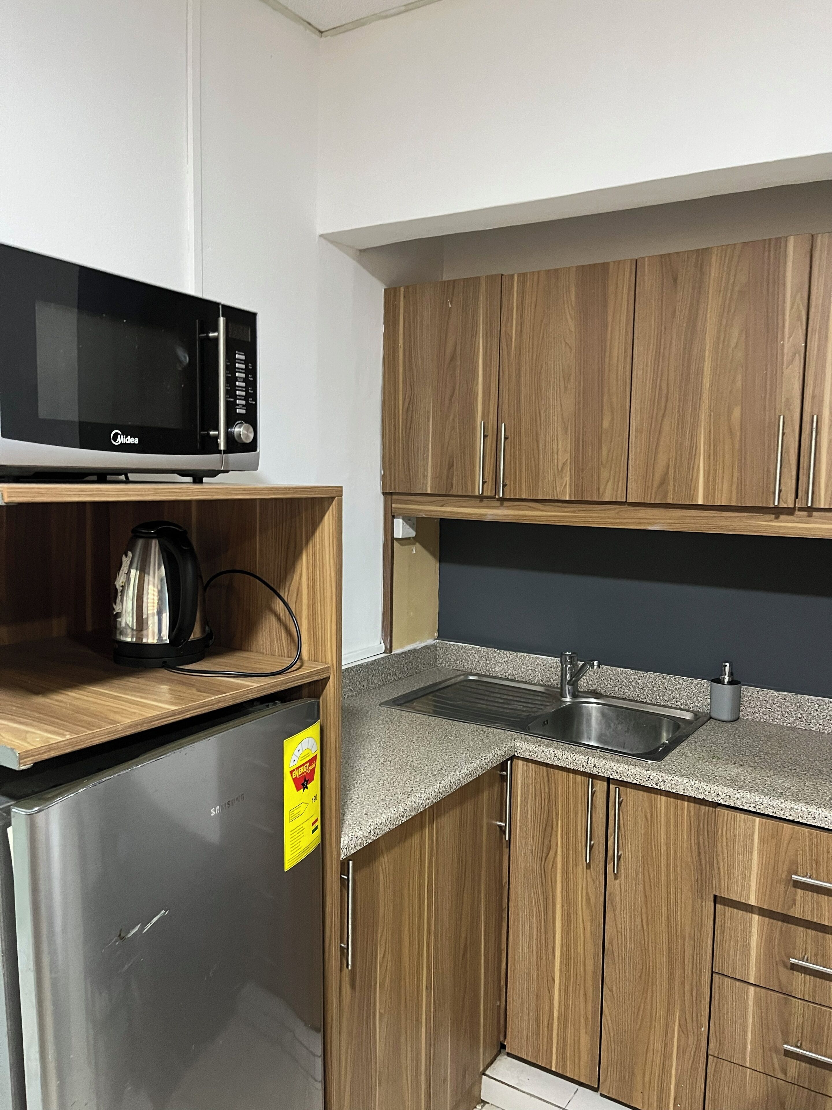 Studiosuite | Eigene Küche | Mini-Kühlschrank, Mikrowelle, Herdplatte, Kochgeschirr/Geschirr/Besteck