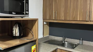 Studiosuite | Eigene Küche | Mini-Kühlschrank, Mikrowelle, Herdplatte, Kochgeschirr/Geschirr/Besteck