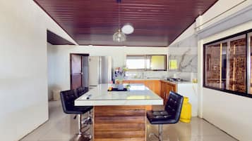 Family House, Mountain View | Private kitchen