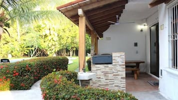 Familie huis, balkon, uitzicht op tuin | Terras