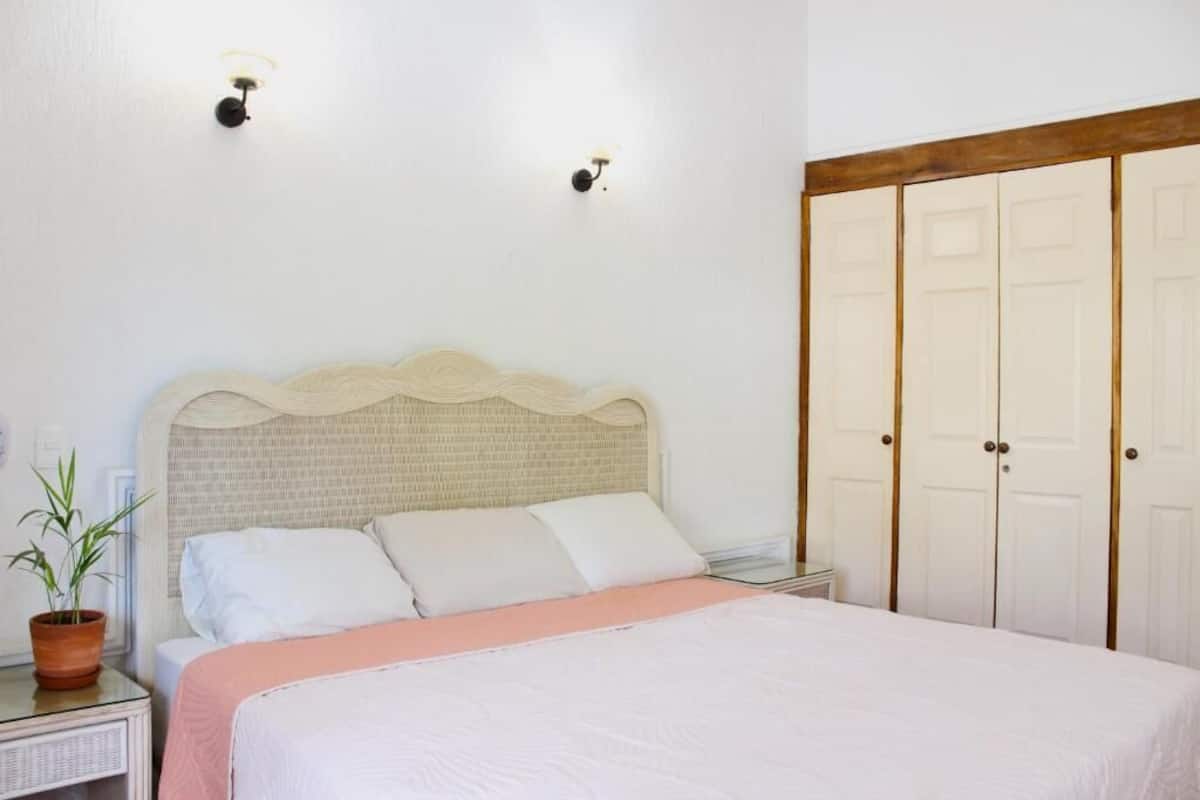 Casa familiar, balcón, vista al jardín