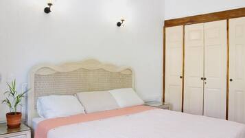 Family House, Balcony, Garden View | Down comforters, free WiFi, bed sheets