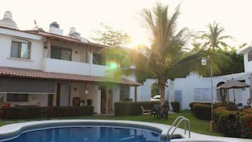 Casa família, sacada, vista para o jardim | Piscina