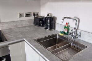 Private kitchen - Modern 1 Bedroom - Mackenzie (Southall)