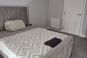 1 bedroom, WiFi, bed sheets - Modern 1 Bedroom - Mackenzie (Southall)